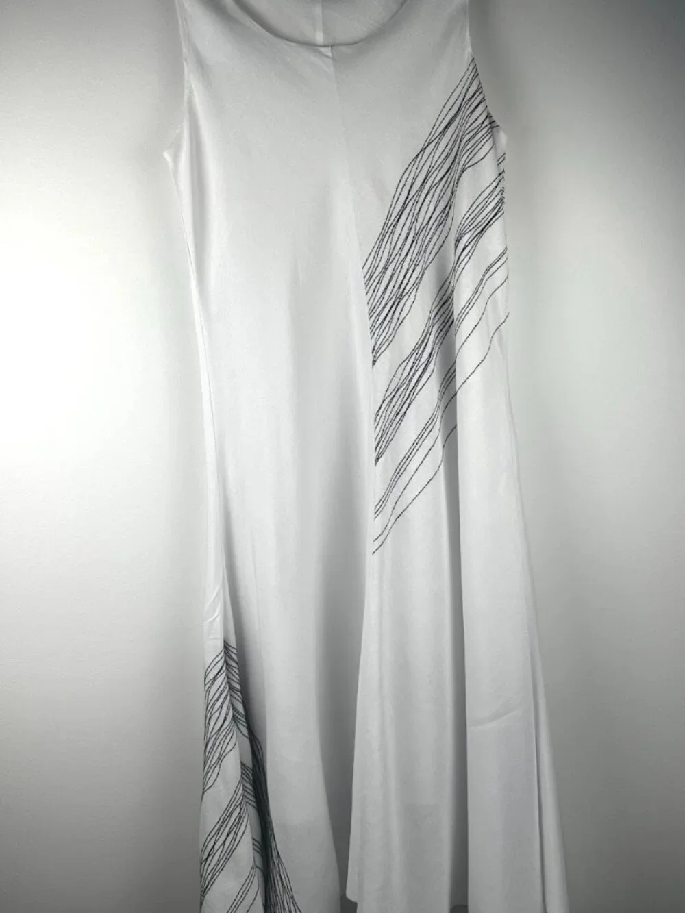 NM Neiman Marcus Women’s White Black Embroidered Asymmetrical Midi Dress M